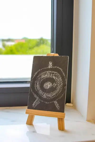 Minyatür Dekoratif Tahta Pencere 'den Tahta Easel' e İlham Veren Alıntı