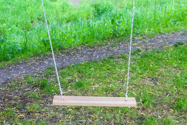 Boş Tahta Salıncak Park Ayarlarında Çimenli Toprakta Oyuncu Ziyaretçileri Bekliyor