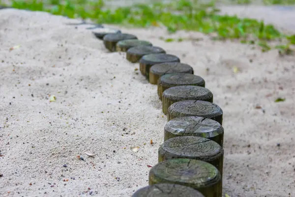 Kamu Parkı 'nda Kum ve Yeşil Çimen Arasında Doğal Sınır Oluşturan Eğri Taş Yol Sınırı