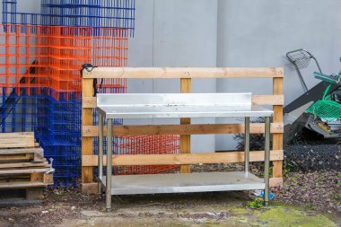 Açık Hava Atölyesi Ortamı 'nda Renkli Güvenlik Ağı Arkaplanı ile Metal Depolama Rafı İnşaatı