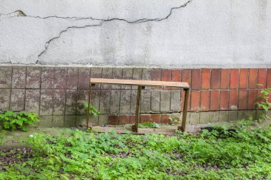 Kırık Beton Duvar Kırmızı Tuğla İnşaat 'ın yanında Yeşil Sebze Gösterimi Şehir Çürümesi