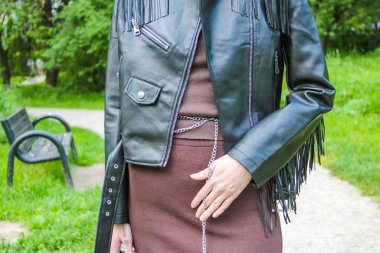 Yeşil Park 'ta Pembe Elbiseli Siyah Deri Ceketli Kadın