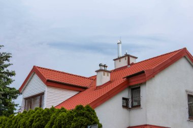 Beyaz Saray 'ın Kırmızı Döşemeli Çatı Mavi Gökyüzüne Karşı Çoklu Baca