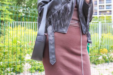 Şehir Bahçesinde Pembe Kalem Etekli ve Deri Ceketli Şık Kadın Yürüyüşü