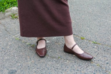 Şık kahverengi deri ayakkabılı Burgundy Uzun etek, Pavement, Sokak Moda Detaylı Vuruşu