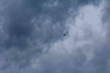 Dramatik Koyu Gri Fırtına Bulutları Bulutlu Gökyüzünde şekilleniyor Karamsar Atmosferik Ortam Oluşturuyor