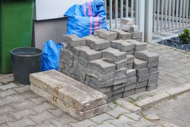 Paving Taşları ve Tuğlalarıyla Yapı Malzemeleri Konutun Garaj Yoluna Yığılmış Peyzaj Tasarımı İçin Hazır