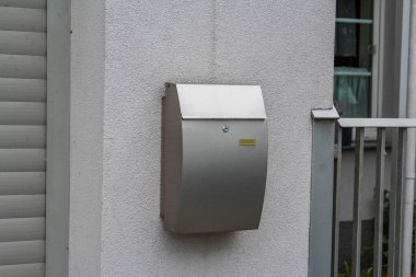 Beyaz Konut Duvarına Kablolar monte edilmiş Dış Elektrik Bağlantı Kutusu