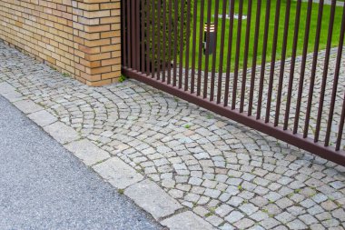 Çakıl Taşı Çatı, Metal Kapı Girişi İkamet Sınırının Ötesinde Yeşil Çim Girişiyle Buluştu