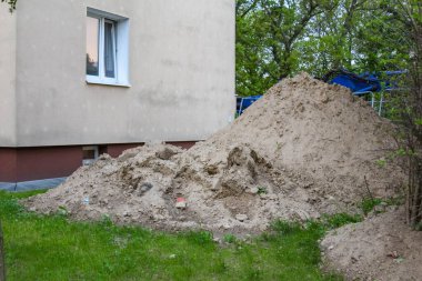 Dış Yenileme Projesi sırasında Konut Binası Yakınındaki Büyük İnşaat Yığını