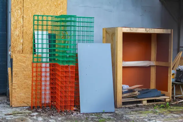 Renkli Ağ Arkaplanına Karşı İnşaat Malzemeleri ile Tamamlanmamış Ahşap Raflama Birimi