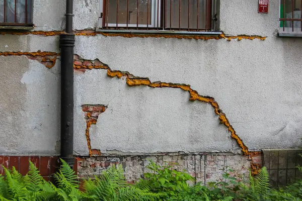 Beton Duvarda Çapraz Çapraz Çatlak Yaşlanma Binasında Ciddi Yapısal Hasar Göstergesi