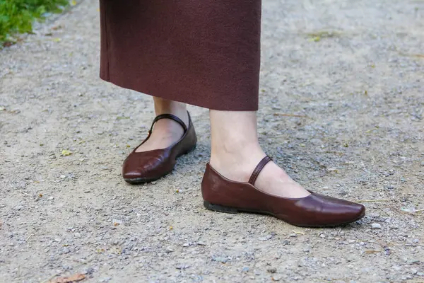 Bahçe yolunda kestane rengi etekli Burgundy Mary Jane Deri Ayakkabıları