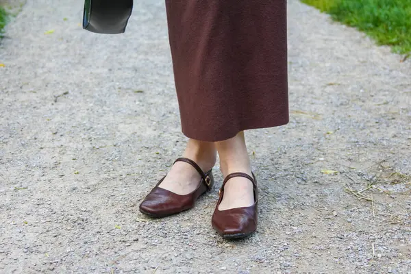 Burgundy Deri Ayakkabı 'nın yakın plan çekimleri, Mary Jane Ayakkabıları ve Bilek Kayışları Bahçeye Karşı