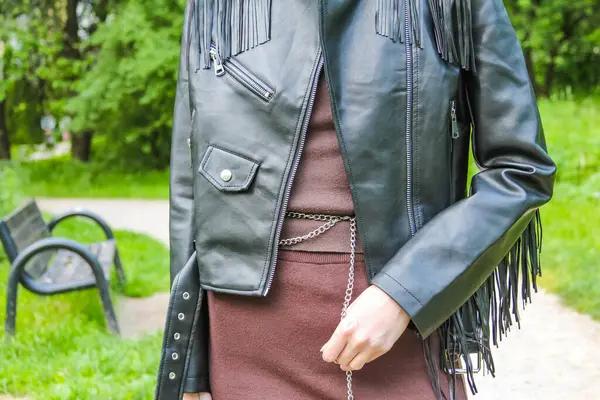 Bahar Bahçesinde Pembe Elbiseli Siyah Deri Ceket 'in yakın çekimi