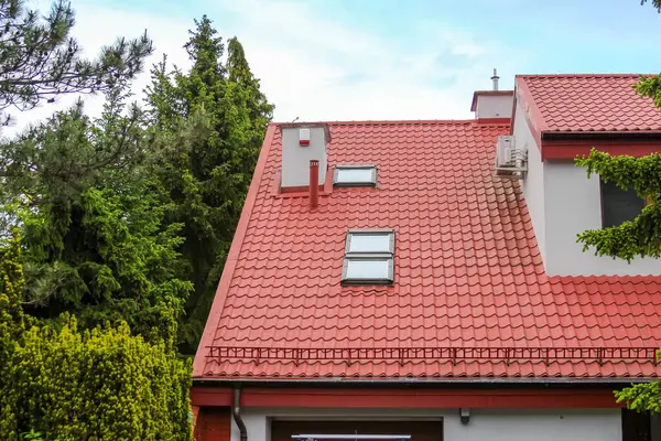 Kırmızı Terracotta Yeşil Ağaçlar Arasında Dormer Pencereli Konutun Çatı Döşemesi