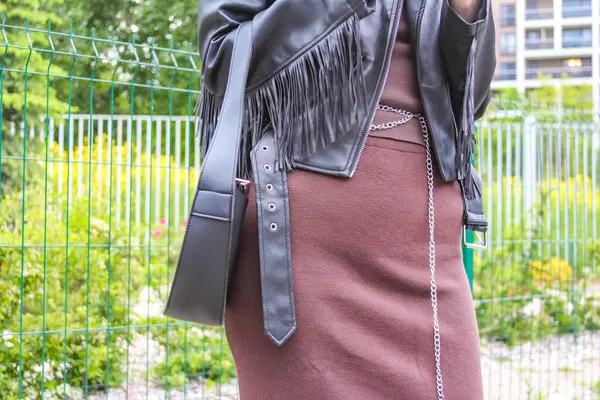 Şehir Bahçesinde Pembe Kalem Etekli ve Deri Ceketli Şık Kadın Yürüyüşü