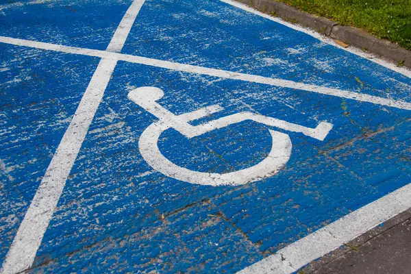 Engelli Sürücüler için Asfalt Yüzeyinde Beyaz Tekerlekli Sandalye Sembolü Boyalı Erişilebilir Mavi Park Alanı