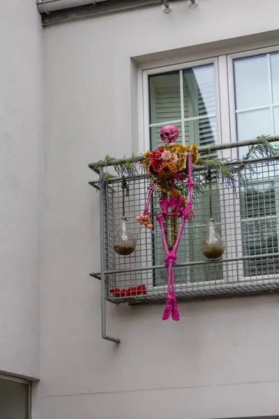 Metal Pencere Kutusunda Kırmızı Çiçek Fabrikası Beyaz Konut Binası Cephesi