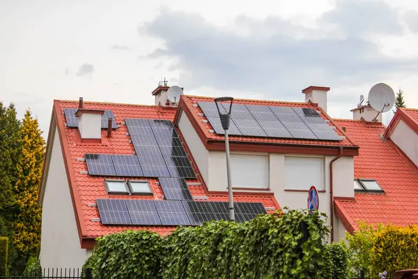 Kırmızı Döşemeli ve Güneş Panelli Modern Konut Binalarının Havadan Görünümü