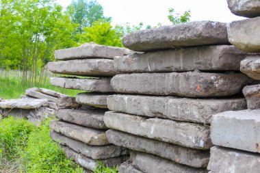 Adım adım dizilmiş kireçtaşı blokları doğal taş ocağı ortamında teraslı inşaat malzemesi depolama sistemi yaratıyor.