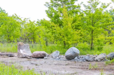 Yeşil arazi kireçtaşı yapı malzemeleri ve taş blokları ile doğal taş ocağında çimenlik araziye saçıldı.