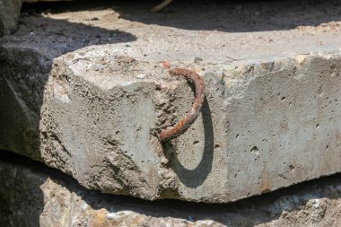 Paslı metal zincir zinciri endüstriyel dokuya sahip aşınmış beton yüzeyde eğri desenler oluşturuyor.