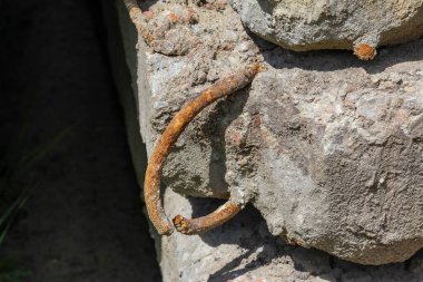 Paslı metal takviyeli eskimiş beton bloklar doğal ışıklandırmayla soyut endüstriyel bileşim oluşturuyor.