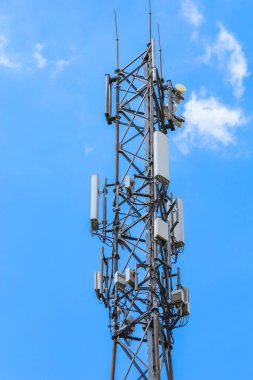 Aynı telekomünikasyon kulesi yapısı anten yapılandırma detaylarını gösteren benzer dikey açıyla fotoğraflandı