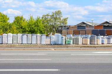Rengârenk sahil kulübeleri rıhtım boyunca dizilmiş canlı deniz kenarı mimarisi ve sahil cazibesi yaratıyor.