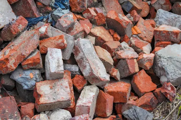 Farklı renkte ve koşullarda dağınık yapı tuğlalarının ayrıntılı görünümü