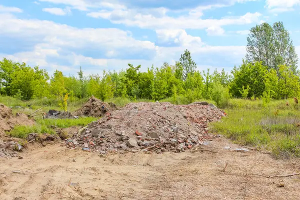 Kalkınma bölgesinde ağır makineler ve bozuk toprakla temizlenmiş inşaat alanı