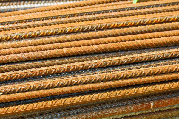 Çelik takviye çubuğunun yakın plan detayları yüzeyi ve inşaat malzemesi kalitesini gösteriyor