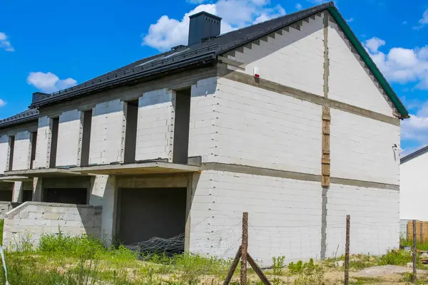 Kereste çerçeveli geleneksel ahşap ev kırsal alanda geliştirme aşamasında