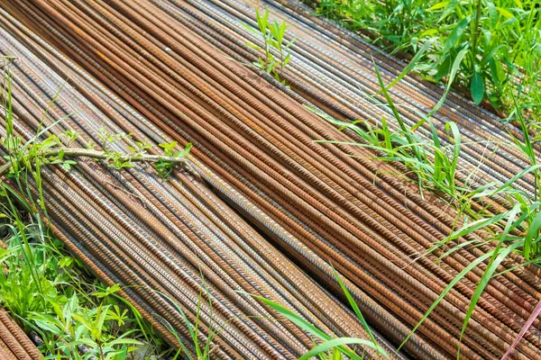 Çelik takviye çubuklarının çapraz bileşimi endüstriyel inşaat malzemeleriyle geometrik desen oluşturuyor