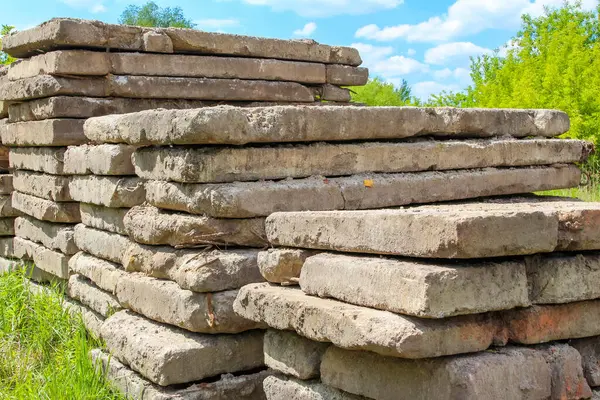 Yıpranmış kireçtaşı blokları organize yığınlara istiflenmiş açık taş ocağında doğal yapı malzemesi deposu oluşturuyorlar.