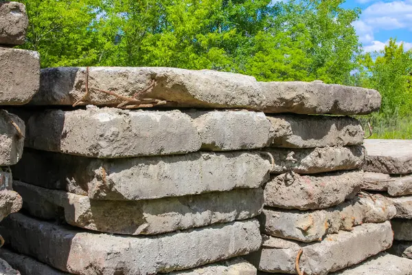 Yaşlanmış kireçtaşı yapı taşlarının yakın görüntüsü gün ışığında doğal hava şartlarını ve sert desenli yüzeyleri gösteriyor.