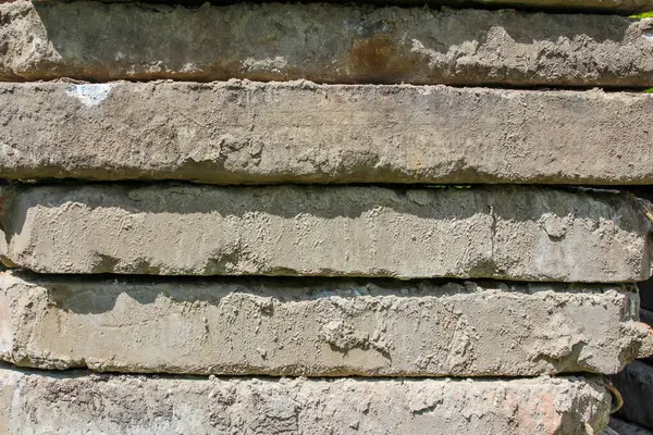 Yatay kireçtaşı levhaları düzgün paralel sıralarda dizilmiş. İnşaat için düzgün kalınlığı ve doğal taş özelliklerini gösteriyor.
