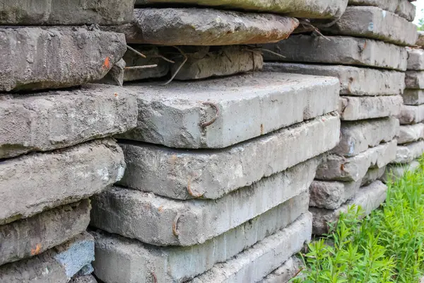 Düzenli düzenleme ve doğal taş katmanlarını gösteren kireçtaşı istiflenmiş yapı taşlarının detaylı yan görüntüsü