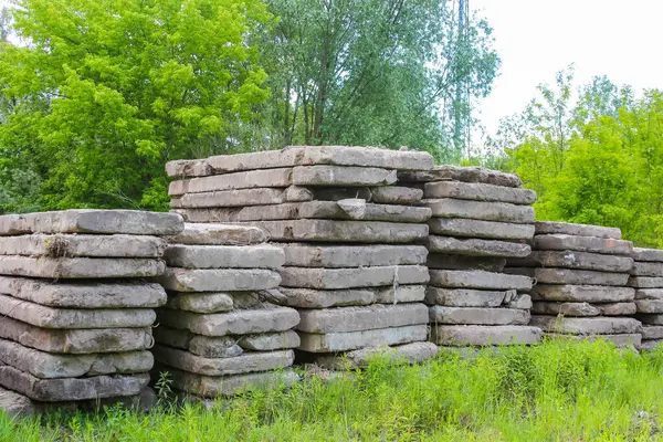 Açık taş ocağında sistematik olarak düzenlenmiş çok sayıda kireçtaşı yapı taşı yığını verimli malzeme depolama düzeni oluşturuyor