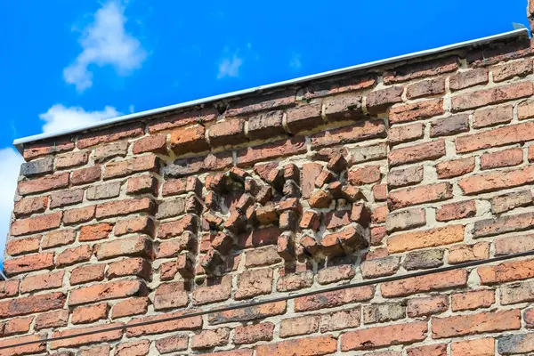 Yıpranmış tuğla duvar yüzeyine kazınmış 