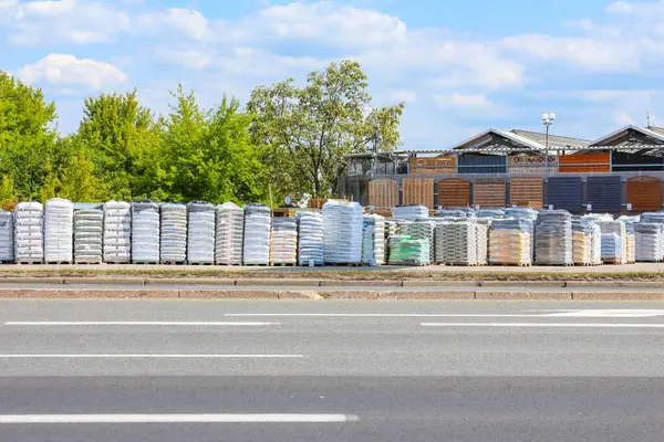 Rengârenk sahil kulübeleri rıhtım boyunca dizilmiş canlı deniz kenarı mimarisi ve sahil cazibesi yaratıyor.