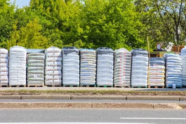 Endüstriyel depolama tankları ve beton altyapı kentsel yol boyunca sıralanmış şehir hizmetleri ve endüstriyel gelişimi gösteriyor