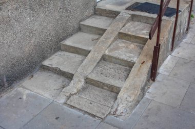 İnşaat ve yenileme çalışmalarının devam ettiğini gösteren beton merdivenlere yerleştirilmiş ahşap merdiven.