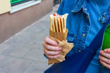 Elleri ahşap ballı Dipper geleneksel yemek hazırlıklarını ve doğal tatlandırıcı hasadı gösteriyor.