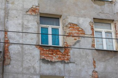 Hasarlı cepheli bina duvarı, yerleşim alanındaki mimari bozulmayı ve kentsel bozulmayı gösteriyor.