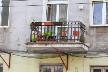 Dekoratif balkonlu eski Avrupa binası ve geleneksel mimarisi tarihi konut inşaatı ve şehir mirasını gösteriyor