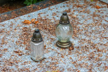 Anıt mumlar ve fenerler yıpranmış taş yüzeyine seremoni için konuldu.