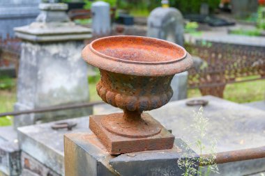 Klasik dizaynlı dekoratif terracotta vazosu bahçedeki taş kaidede zarifçe duruyor.