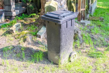 Eski yıpranmış mezar taşları ve yeşil çimlere saçılmış mezar taşlarıyla tarihi mezarlık.